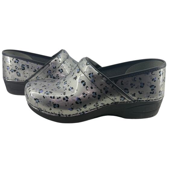 Dansko Women's XP 2.0 Grey Leopard Patent Leather Nursing Clogs - Picture 1 of 10